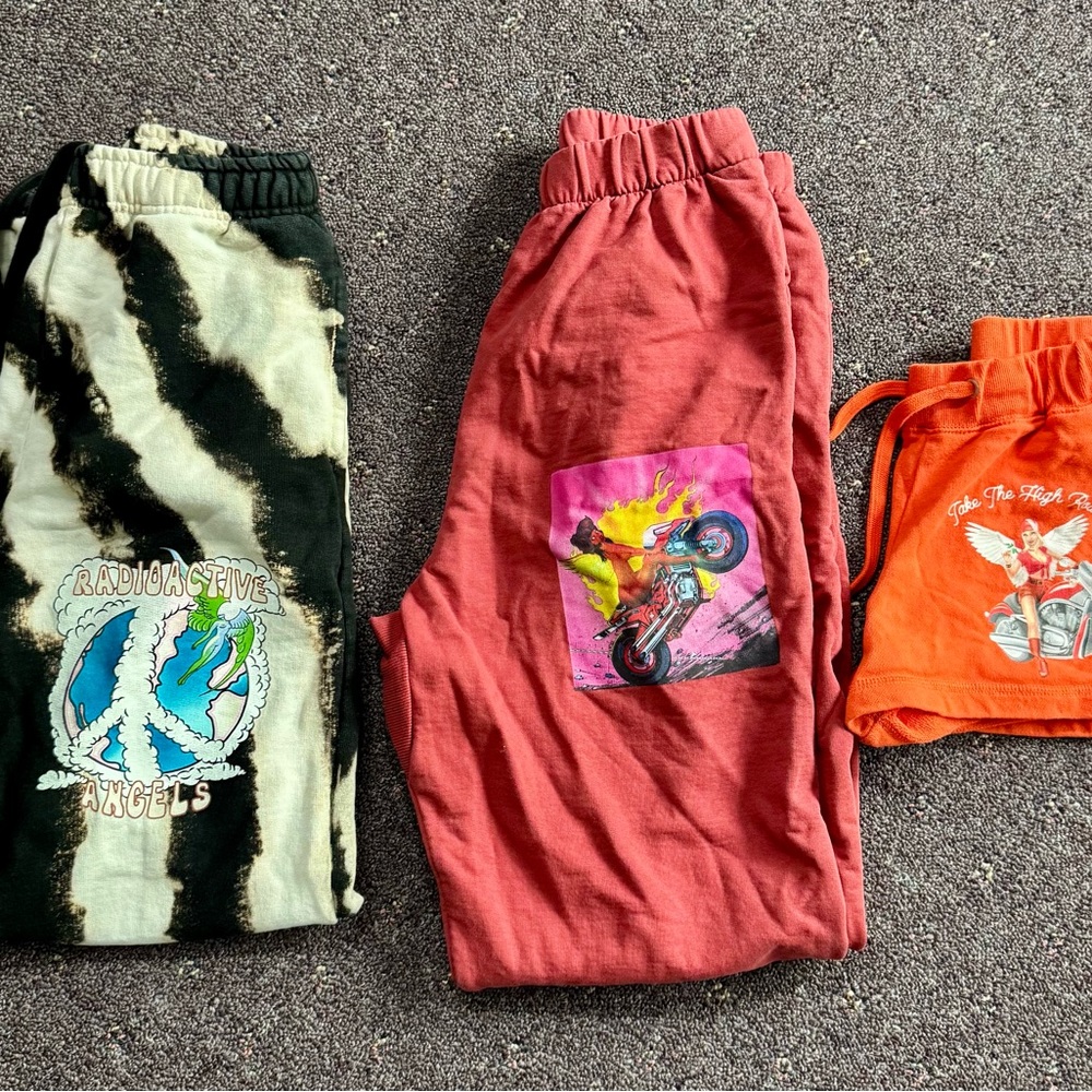 Boys Lie Lot 2 graphic sweatpants M and 1 pair shorts S! 🔥 🔥 😎 🏍️ 👼